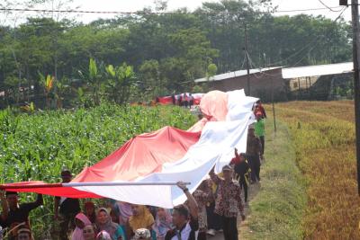 pertama-di-batang-bendera-merah-putih-sepanjang-350-meter-hiasi-jalanan