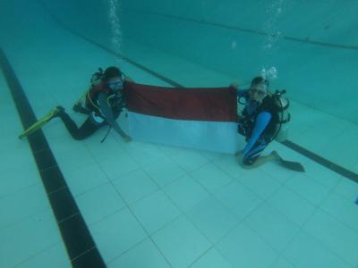 HUT Kemerdekaan RI, Bupati Batang Kibarkan Merah Putih di Bawah Air