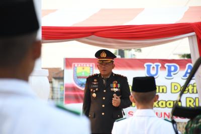 Kapolres Batang Jadi Inspektur Penurunan Bendera HUT RI Ke-74 