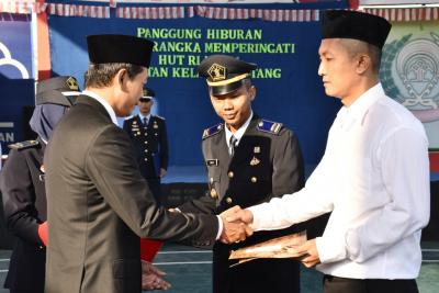 wakil-bupati-batang-serahkan-remis-umum-kepada-168-warga-binaan-rutan