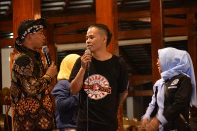 jumpa-perantau-asal-batang-di-jakarta-bupati-batang-beri-tabungan-pelajar