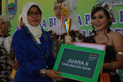 PKK Batang Gelar Lomba Busana Pesta Batik 