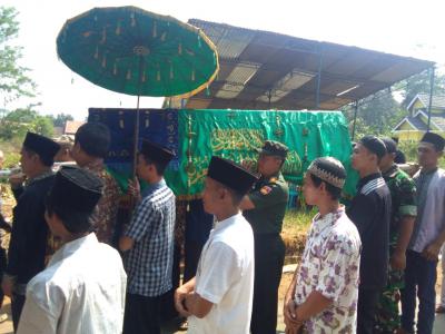 Wujud Belasungkawa, Danramil 10/Batang Pikul Jenazah Anggota