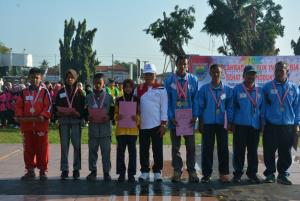 hari-olahraga-nasional-tingkat-kabupaten-batang-8-atlit-terima-penghargaan