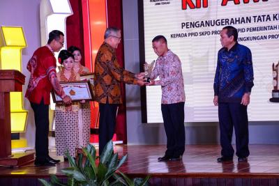 bupati-batang-pertahankan-kip-award