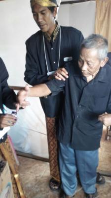 difabel-menggunakan-hak-pilih-di-tps-01-kasepuhan-batang